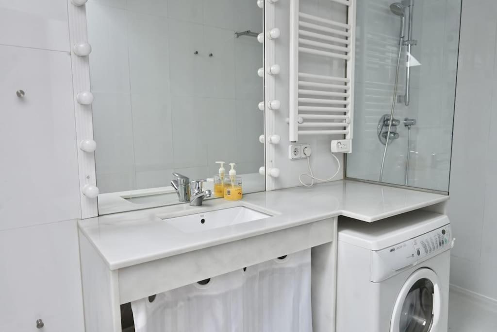 For You Rentals Apartamento Temporal Con Encanto A Pocos Metros Del Sol Myr13 Madrid Bagian luar foto